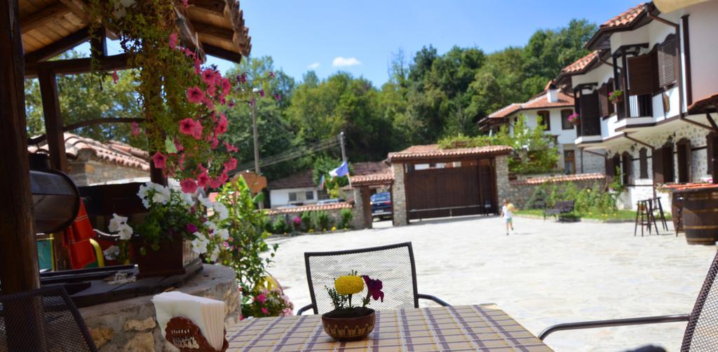 Family Hotel Dinchova Kushta Rozhen ภายนอก รูปภาพ